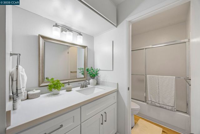 4 Commodore Drive D335, Emeryville, CA 94608