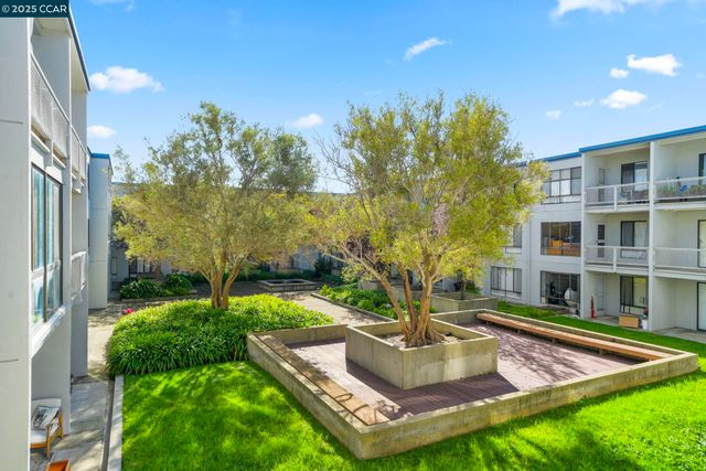 4 Commodore Drive D335, Emeryville, CA 94608