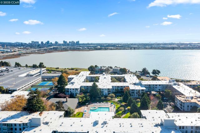 4 Commodore Drive D335, Emeryville, CA 94608