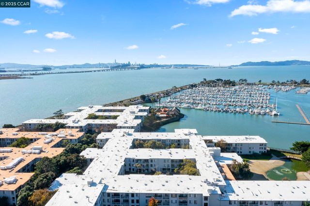 4 Commodore Drive D335, Emeryville, CA 94608