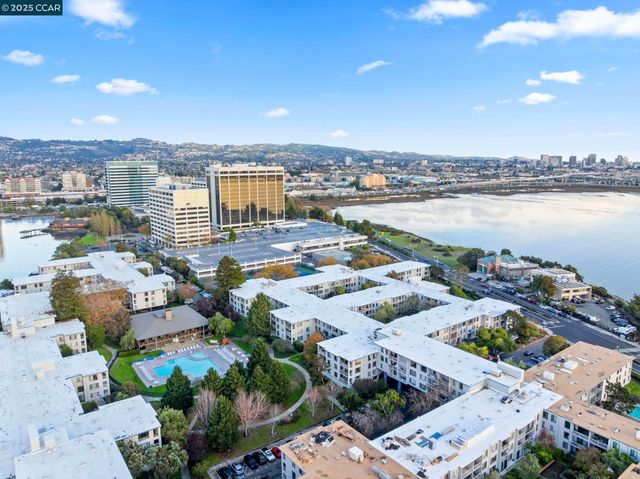 4 Commodore Drive D335, Emeryville, CA 94608