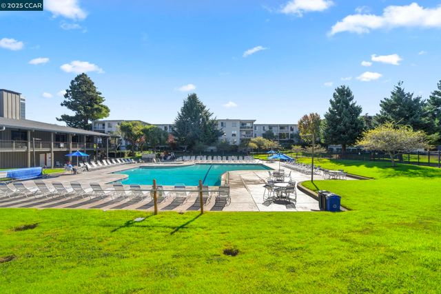 4 Commodore Drive D335, Emeryville, CA 94608