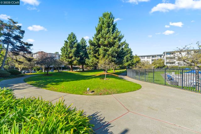 4 Commodore Drive D335, Emeryville, CA 94608