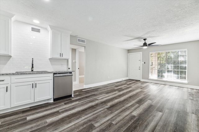 2790 W T C Jester Boulevard 52, Houston, TX 77018