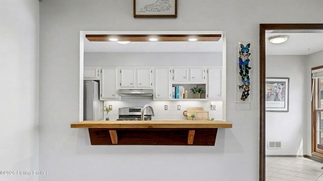 1304 Holsworth Ln, Louisville, KY 40222