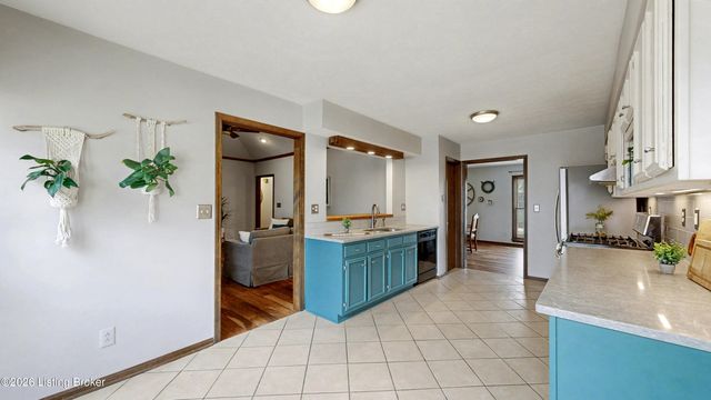 1304 Holsworth Ln, Louisville, KY 40222