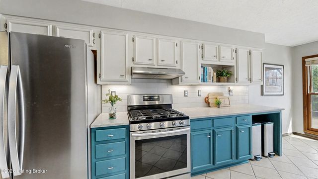 1304 Holsworth Ln, Louisville, KY 40222