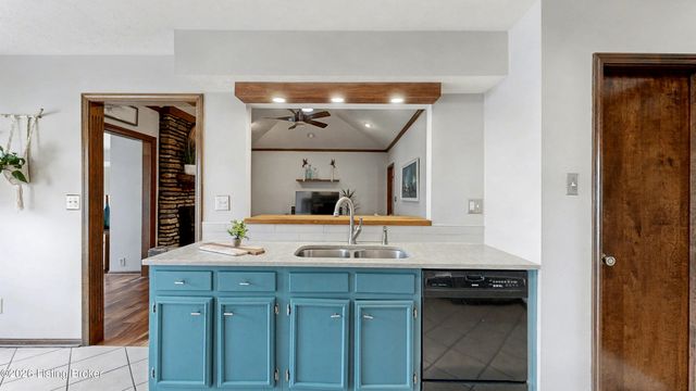 1304 Holsworth Ln, Louisville, KY 40222