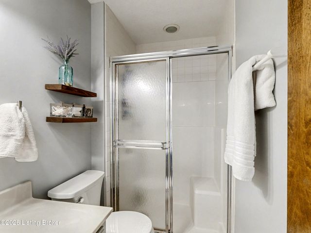 1304 Holsworth Ln, Louisville, KY 40222