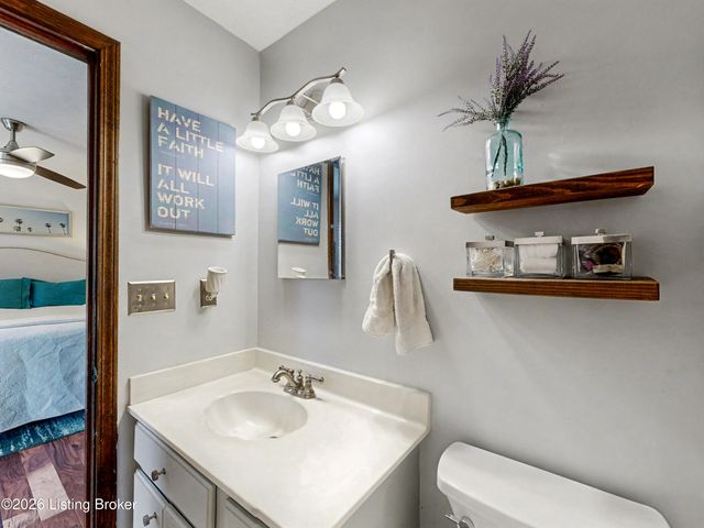 1304 Holsworth Ln, Louisville, KY 40222