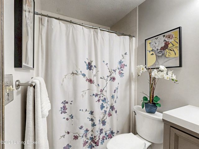 1304 Holsworth Ln, Louisville, KY 40222