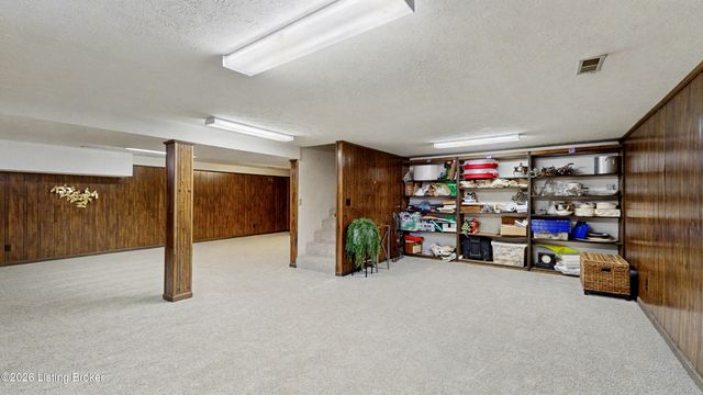 1304 Holsworth Ln, Louisville, KY 40222