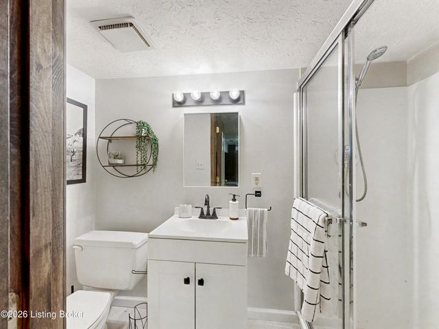 1304 Holsworth Ln, Louisville, KY 40222