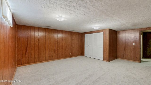 1304 Holsworth Ln, Louisville, KY 40222