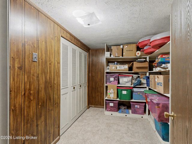 1304 Holsworth Ln, Louisville, KY 40222