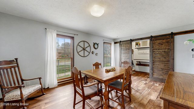 1304 Holsworth Ln, Louisville, KY 40222