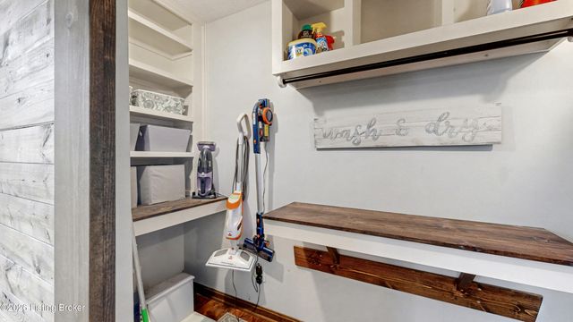 1304 Holsworth Ln, Louisville, KY 40222