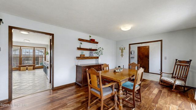 1304 Holsworth Ln, Louisville, KY 40222