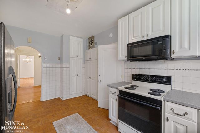 1350 Buckingham Road, Grosse Pointe Park, MI 48230