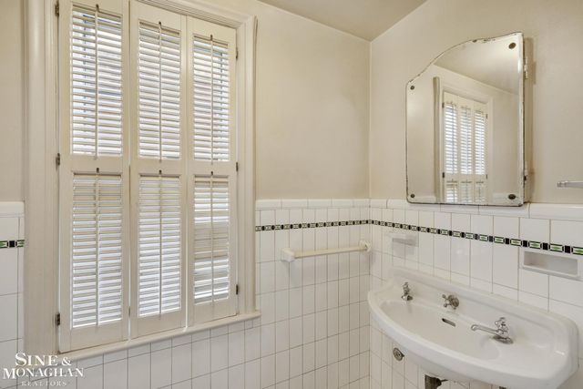 1350 Buckingham Road, Grosse Pointe Park, MI 48230
