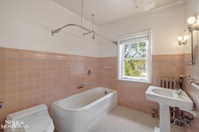 1350 Buckingham Road, Grosse Pointe Park, MI 48230