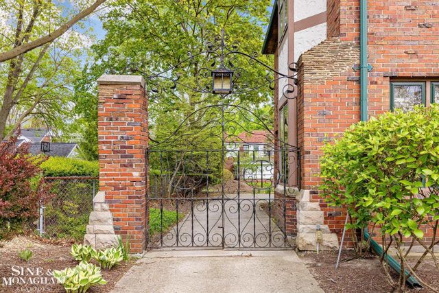 1350 Buckingham Road, Grosse Pointe Park, MI 48230