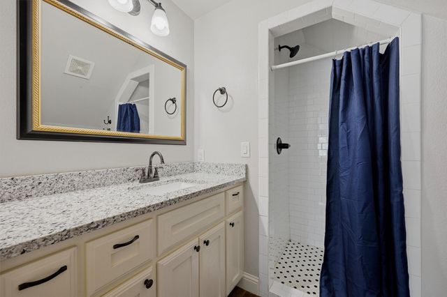 206 Modoc Trail, Lake Kiowa, TX 76240