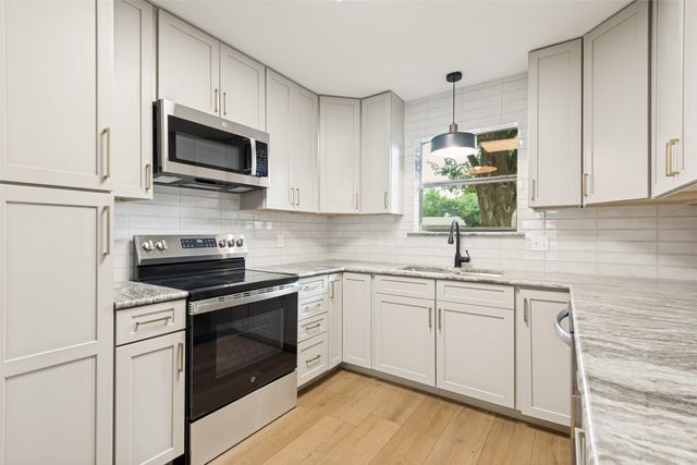 221 N 1st Street, Mabank, TX 75147