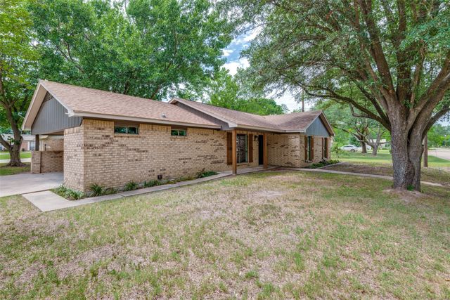 221 N 1st Street, Mabank, TX 75147