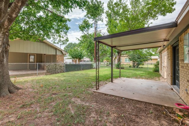 221 N 1st Street, Mabank, TX 75147