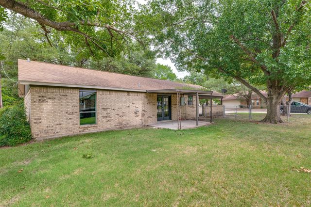 221 N 1st Street, Mabank, TX 75147