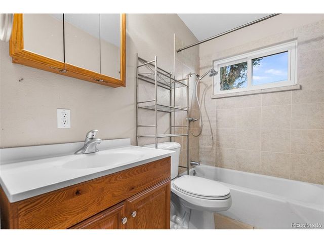 44 Glenmore Rd, Pueblo, CO 81001