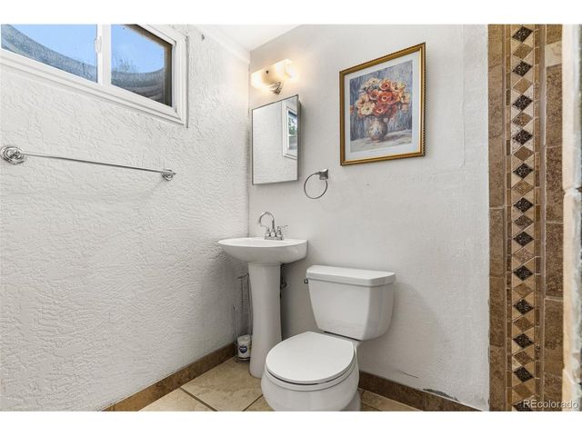 44 Glenmore Rd, Pueblo, CO 81001