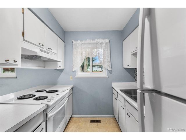 44 Glenmore Rd, Pueblo, CO 81001