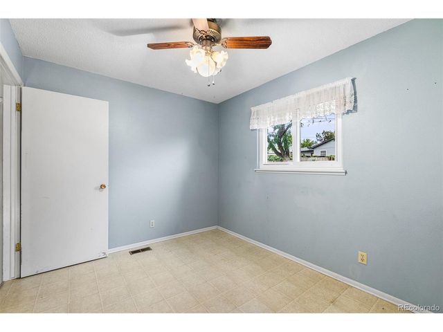 44 Glenmore Rd, Pueblo, CO 81001