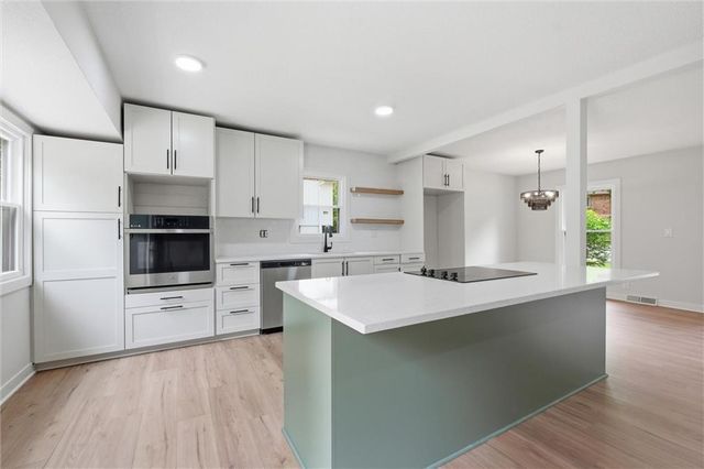 6832 NW Pleasant View Drive, Parkville, MO 64152