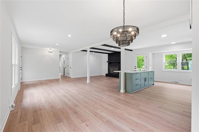 6832 NW Pleasant View Drive, Parkville, MO 64152