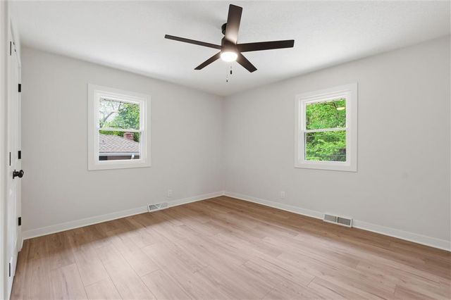 6832 NW Pleasant View Drive, Parkville, MO 64152