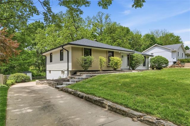 6832 NW Pleasant View Drive, Parkville, MO 64152