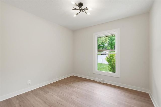 6832 NW Pleasant View Drive, Parkville, MO 64152