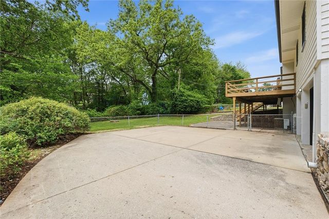 6832 NW Pleasant View Drive, Parkville, MO 64152