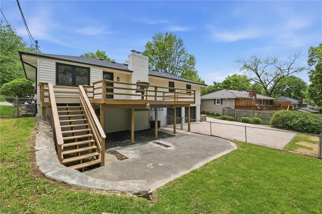 6832 NW Pleasant View Drive, Parkville, MO 64152