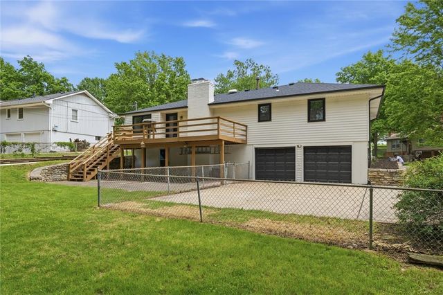 6832 NW Pleasant View Drive, Parkville, MO 64152