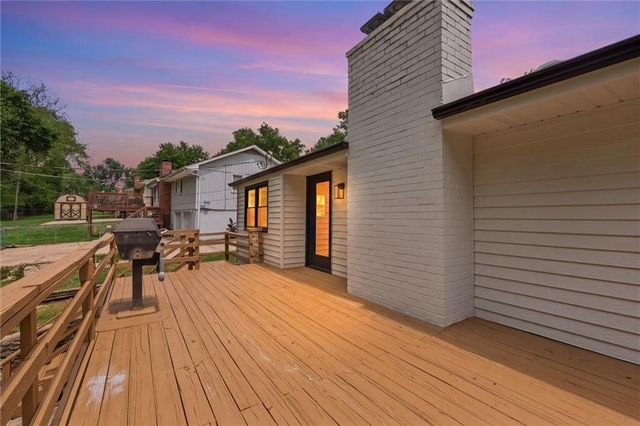 6832 NW Pleasant View Drive, Parkville, MO 64152