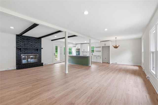 6832 NW Pleasant View Drive, Parkville, MO 64152
