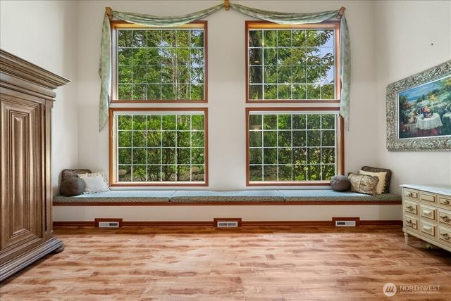 121 E Sterling Dr, Allyn, WA 98524