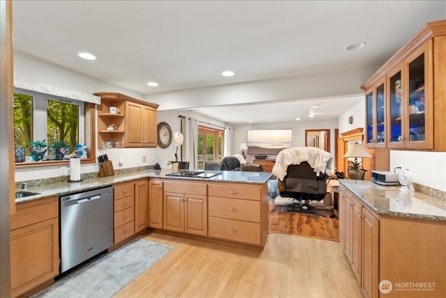 121 E Sterling Dr, Allyn, WA 98524