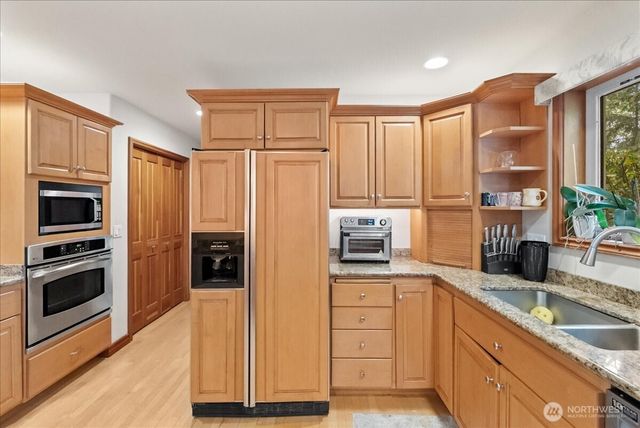 121 E Sterling Dr, Allyn, WA 98524