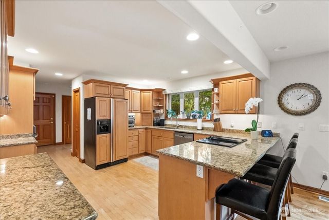 121 E Sterling Dr, Allyn, WA 98524