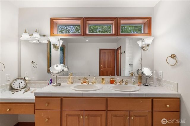 121 E Sterling Dr, Allyn, WA 98524